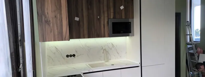 Кухня с дървени горни шкафове и LED осветление от Мебели Бургас